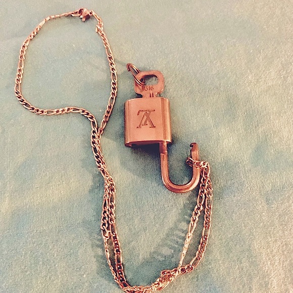 - LV LOCK/KEY W Figaro chain #344 - Picture 3 of 3